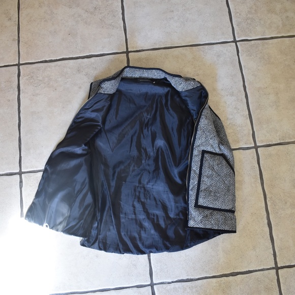 Black and White Vest - Picture 4 of 4